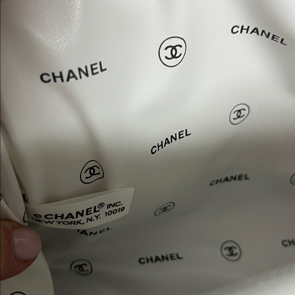 CHANEL VINTAGE CHANEL White Canvas with Black Vinyl Cosmetic bag!!! EUC!! 🤍 - Picture 7 of 8